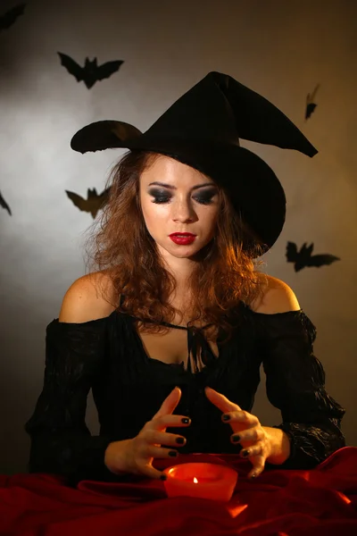 Bruja de Halloween sobre fondo oscuro —  Fotos de Stock