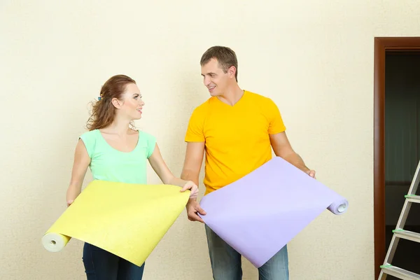 Young couple doing renovation in new house — Stock Photo, Image