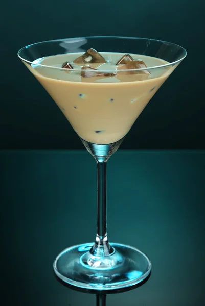 Licor Baileys en vidrio sobre fondo azul — Foto de Stock