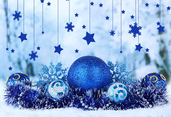 Состав рождественских украшений на светлом зимнем фоне — стоковое фото