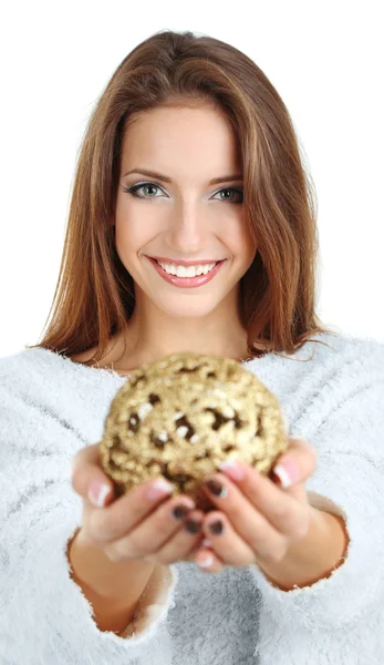 Menina sorridente bonita com brinquedo de Natal isolado no branco — Fotografia de Stock