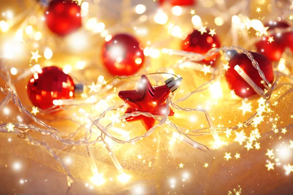 Enfeites de Natal e grinalda close-up — Fotografia de Stock