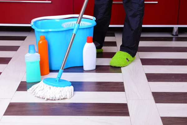 Huis schoonmaken met mop — Stockfoto