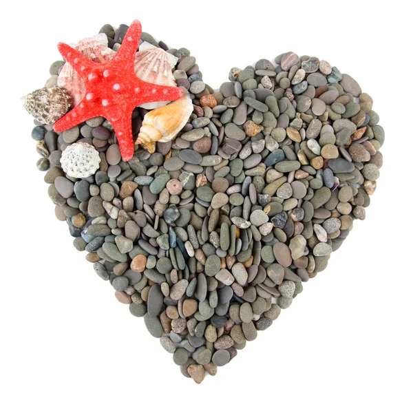 Vackra hjärtat av små havet stenar och snäckor, isolerad på vit — Stockfoto