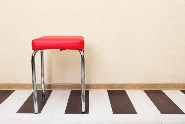 Bel intérieur avec chaise moderne en cuir sur plancher de bois — Photo