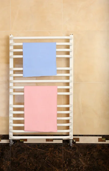 Kleur handdoeken op radiator in badkamer — Stockfoto