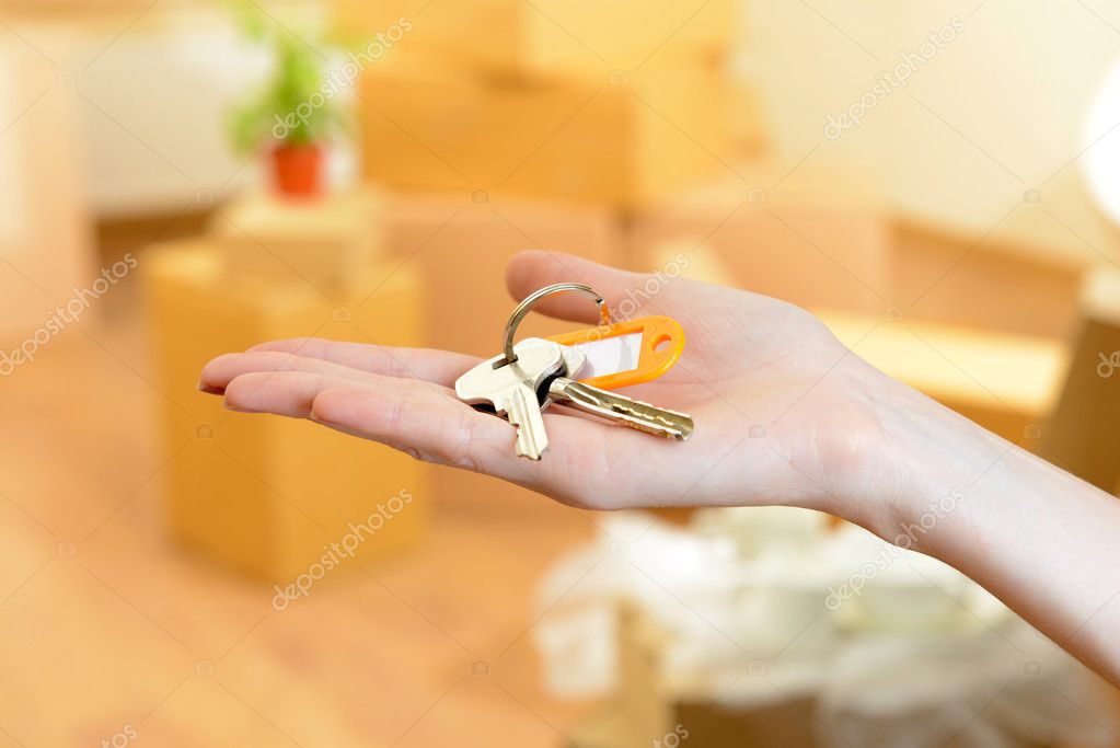 Frauenhand Mit Schlusseln Und Kartonstapel Hintergrund Umzugskonzept Stockfoto C Belchonock