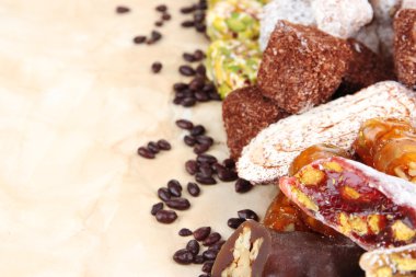 kahverengi zemin üzerine lezzetli oryantal tatlılar