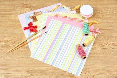 Kağıt scrapbooking ve ahşap masa üstünde alet