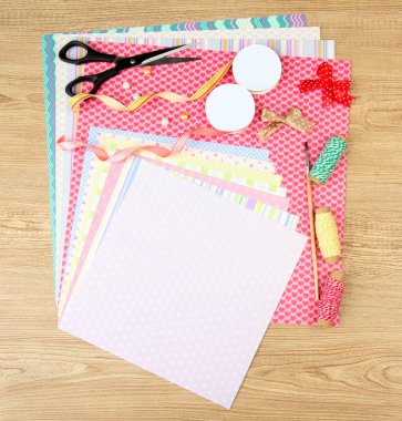 Kağıt scrapbooking ve ahşap masa üstünde alet