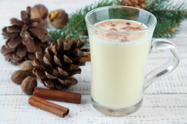 çam dalları ahşap zemin üzerinde yumurta likörü fincan