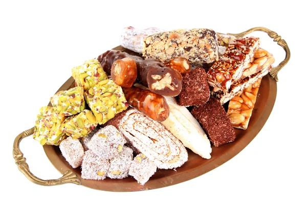 Leckere orientalische Süßigkeiten auf Metalltablett, isoliert auf weiß — Stockfoto