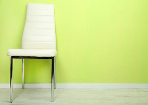 Moderner farbiger Stuhl im leeren Raum auf Wandhintergrund — Stockfoto