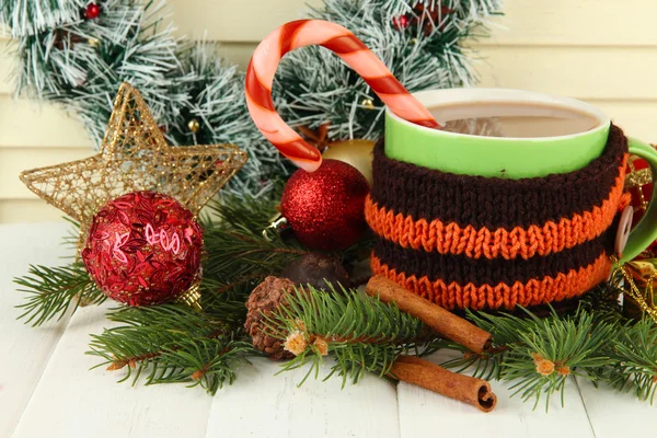 Cup 热可可与圣诞装饰品上木制背景表格 — 图库照片