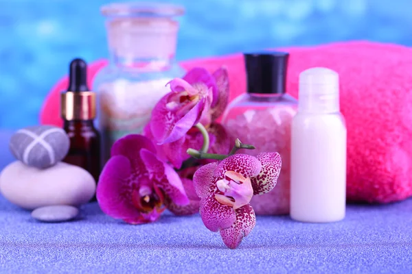 Schöne Wellness-Umgebung mit Orchidee auf blauem Hintergrund — Stockfoto