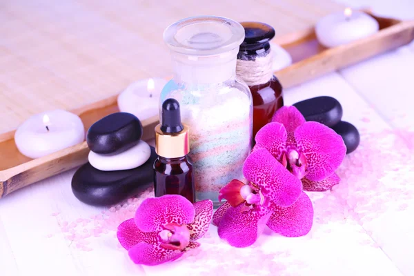 Hermoso entorno de spa con orquídea en la mesa de madera blanca de cerca — Foto de Stock