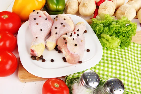 Raw chicken legs on plate close up — Stock Photo, Image