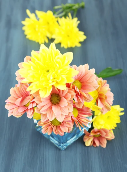 Chrysanthemenblüten in Vase auf Holztisch in Großaufnahme — Stockfoto