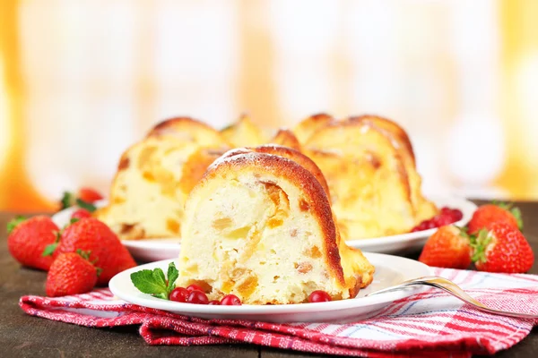 Sabroso pastel casero con bayas, en la mesa de madera — Foto de Stock