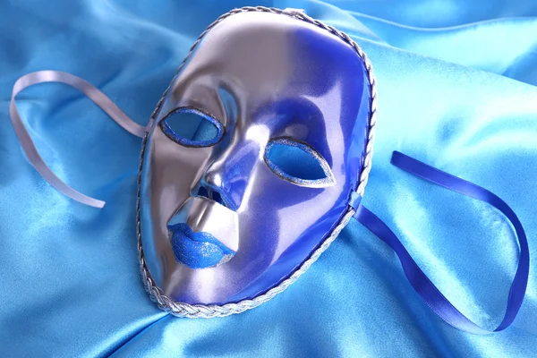 Maske mavi kumaş zemin — Stok fotoğraf