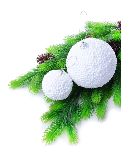 Bolas de Navidad sobre abeto, aisladas sobre blanco — Foto de Stock