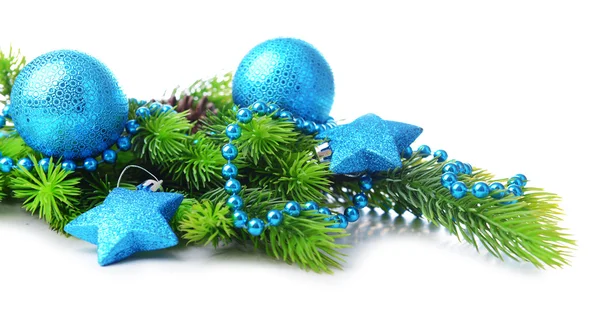 Kerstballen en decoratieve sterren op fir boom, geïsoleerd op wit — Stockfoto