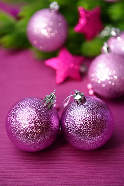 Boules de Noël sur sapin, sur fond de couleur — Photo