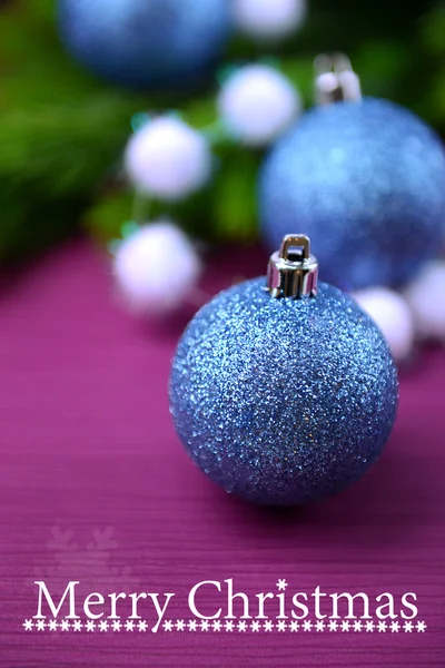 Bolas de Natal na árvore de abeto, no fundo de cor — Fotografia de Stock