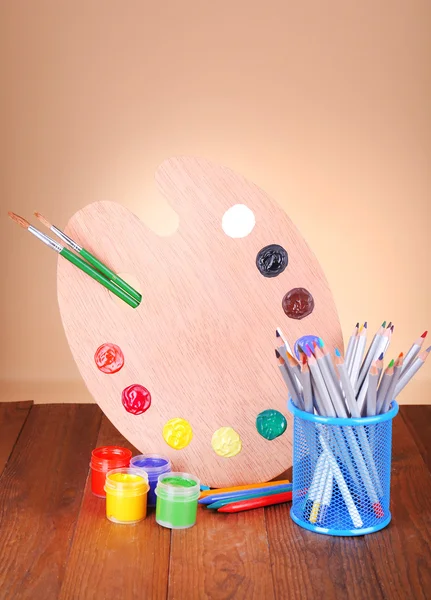 Composición de varias herramientas creativas en la mesa sobre fondo beige —  Fotos de Stock