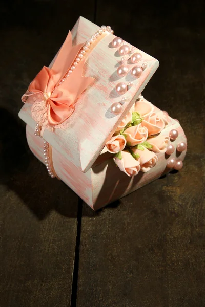 Hermoso ataúd hecho a mano con rosas, sobre fondo de madera — Foto de Stock