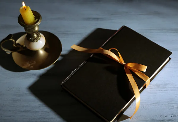 Boek omwikkeld met kleur lint, op houten achtergrond — Stockfoto