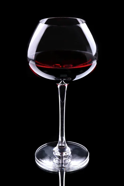 Weinglas mit Rotwein, isoliert auf schwarz — Stockfoto