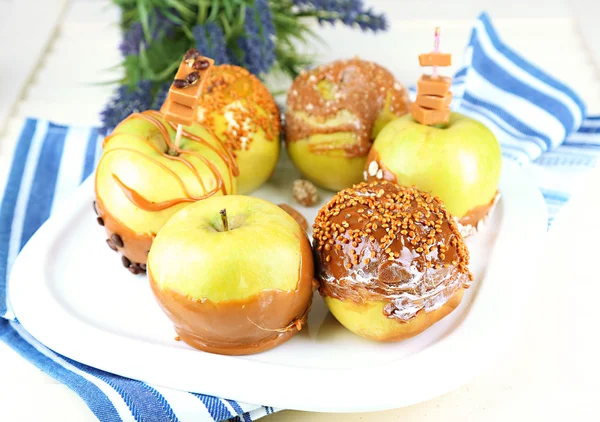 Hemlagad taffy äpplen, på Servett, på trä bakgrund — Stockfoto