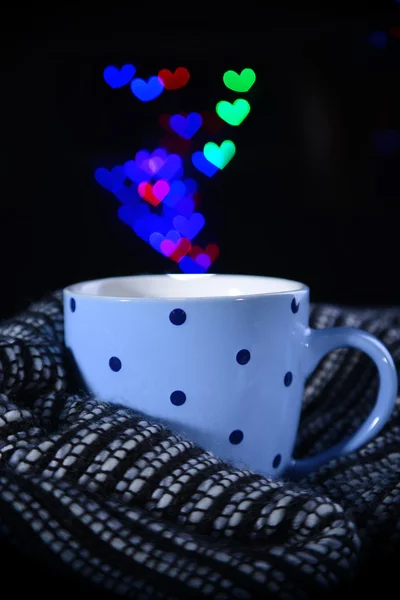 Kopje koffie met plaid op donkere achtergrond — Stockfoto