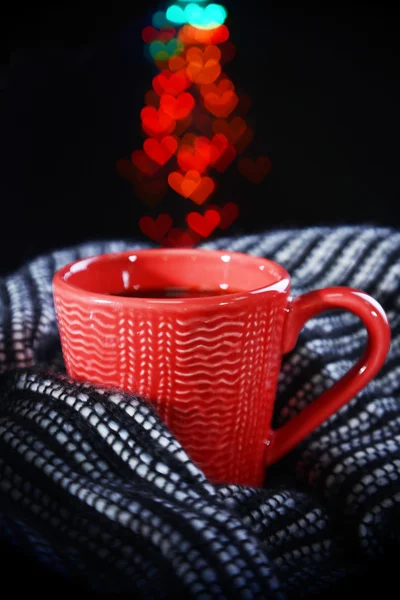 Xícara de café com xadrez em fundo escuro — Fotografia de Stock