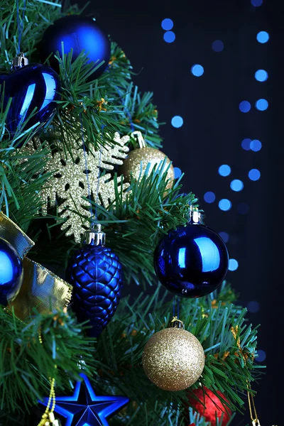 Brinquedos na árvore de Natal no fundo luzes de Natal — Fotografia de Stock