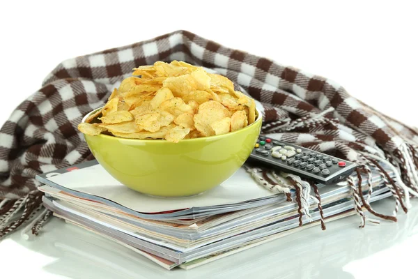 Chips em tigela e TV remoto isolado em branco — Fotografia de Stock
