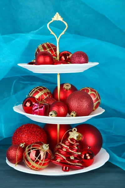 Kerstversiering op dessert staan, op een achtergrond met kleur — Stockfoto