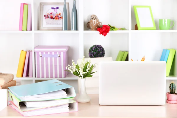 Lugar de trabajo con portátil, primer plano — Foto de Stock