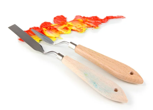 Paleta de pintura cuchillos con pintura aislada en blanco — Foto de Stock