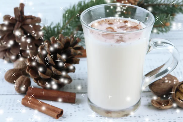 Tasse Eierlikör mit Tannenzweigen auf Holzgrund — Stockfoto