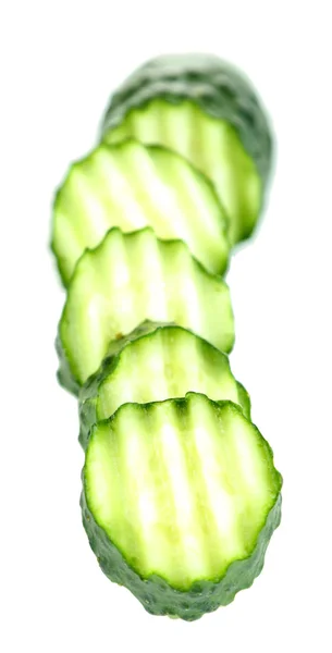 Нарізаний огірок, ізольований на білому — стокове фото
