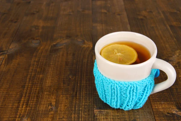 Egy csésze tea citrommal a fa asztalon — Stock Fotó
