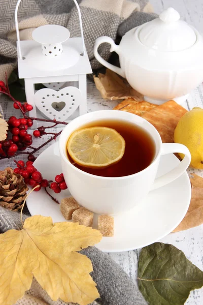 Taza de té con limón de cerca —  Fotos de Stock