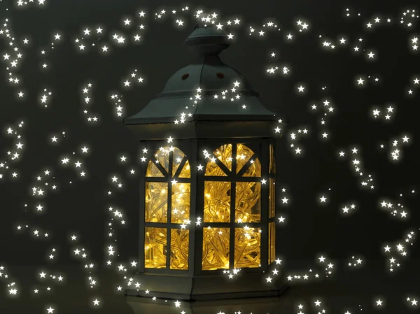 Geceleri dekoratif parlayan fener — Stok fotoğraf