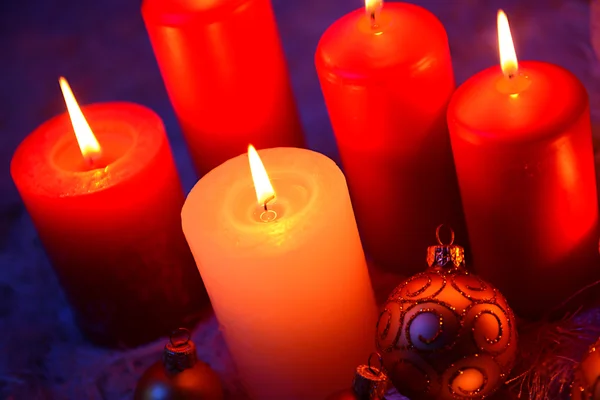 Σύνθεση με κεριά και διακοσμήσεις Χριστουγέννων, σε λευκό χαλί σε φωτεινό φόντο — Φωτογραφία Αρχείου