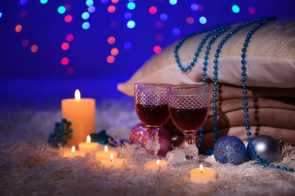 Composition avec plaids, bougies et décorations de Noël, sur tapis blanc sur fond lumineux — Photo