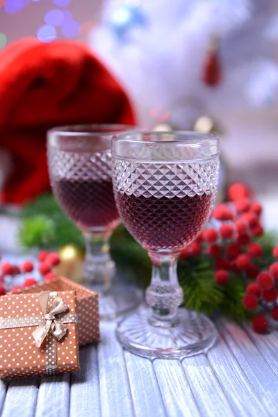 Copas de vino y decoración navideña sobre fondo brillante — Foto de Stock