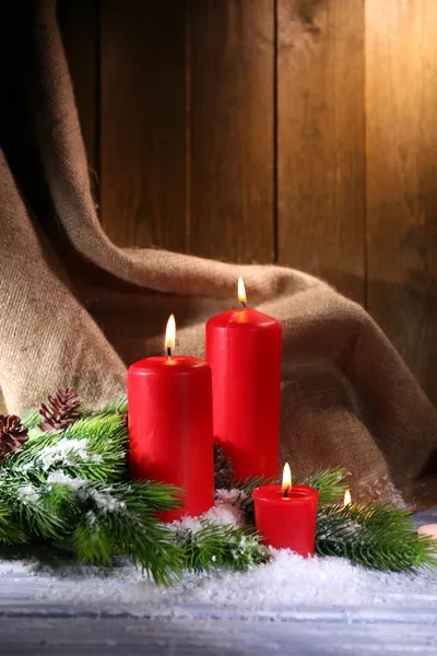 Candele e decorazioni di Natale su fondo in legno — Zdjęcie stockowe