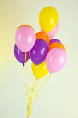 renkli arka plan üzerinde renkli balonlar